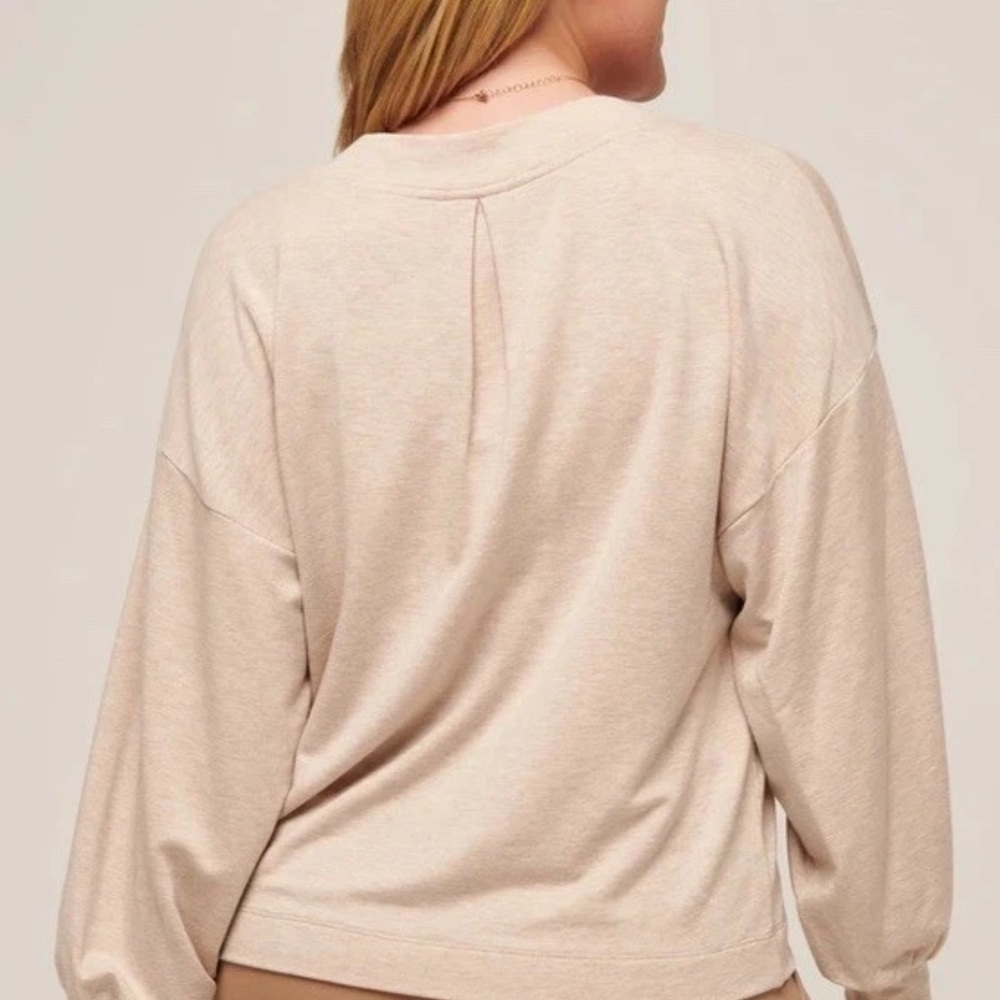 TravisMathew Women’s Beige V-Neck Long Sleeve Top Medium Soft Casual - Picture 2 of 6